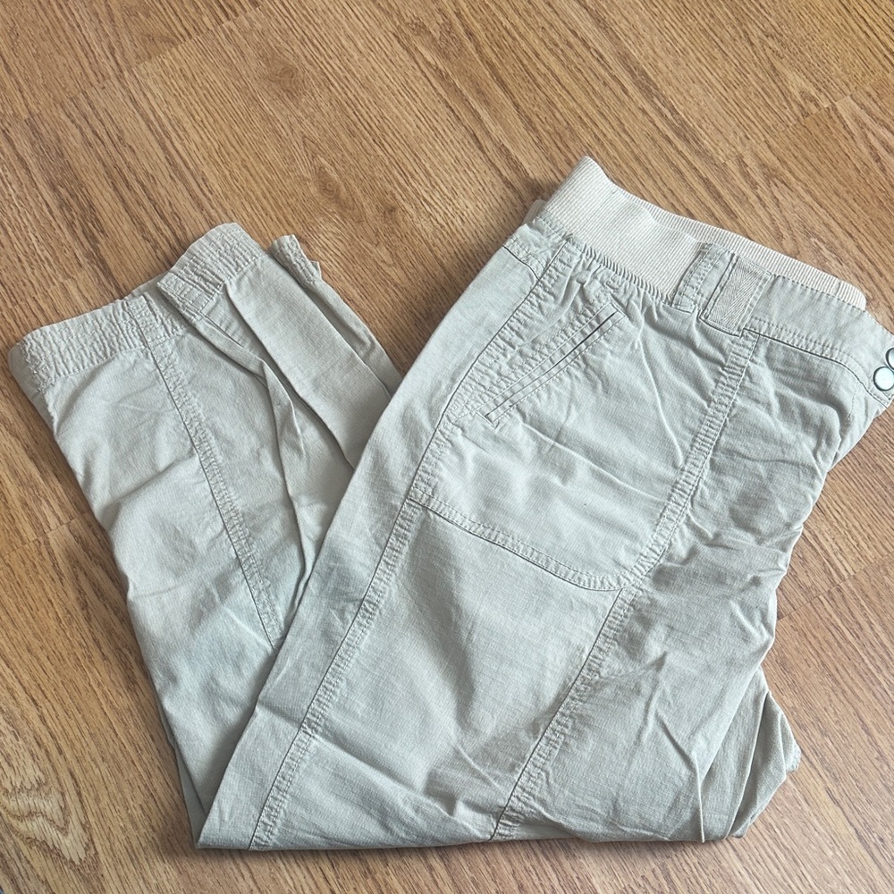 Chicos Beige light weight Capri length Casual Pants